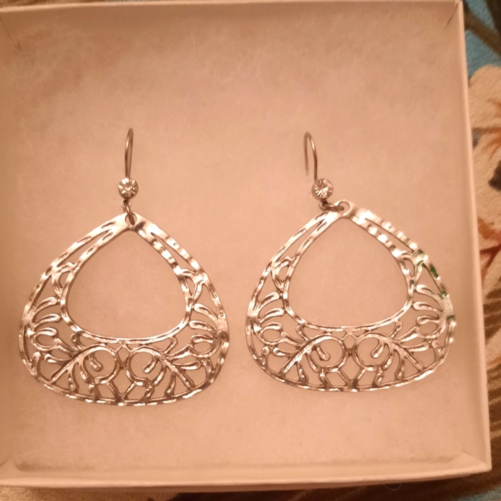 Dangly silver earrings with design